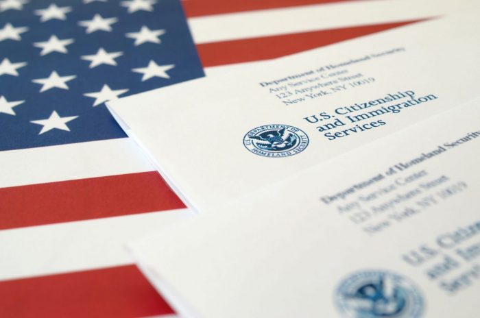 Foto de la bandera de Estados Unidos ilustra blog: "¿Cómo aplicar para una Green Card?"
