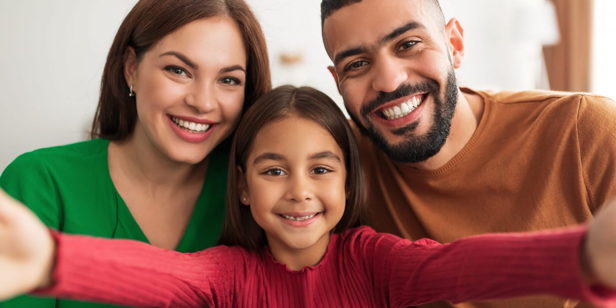 Photo of family of mother, father, and daughter illustrates blog: "Así es como el gobierno de los EU planea facilitar el proceso de asilo político"