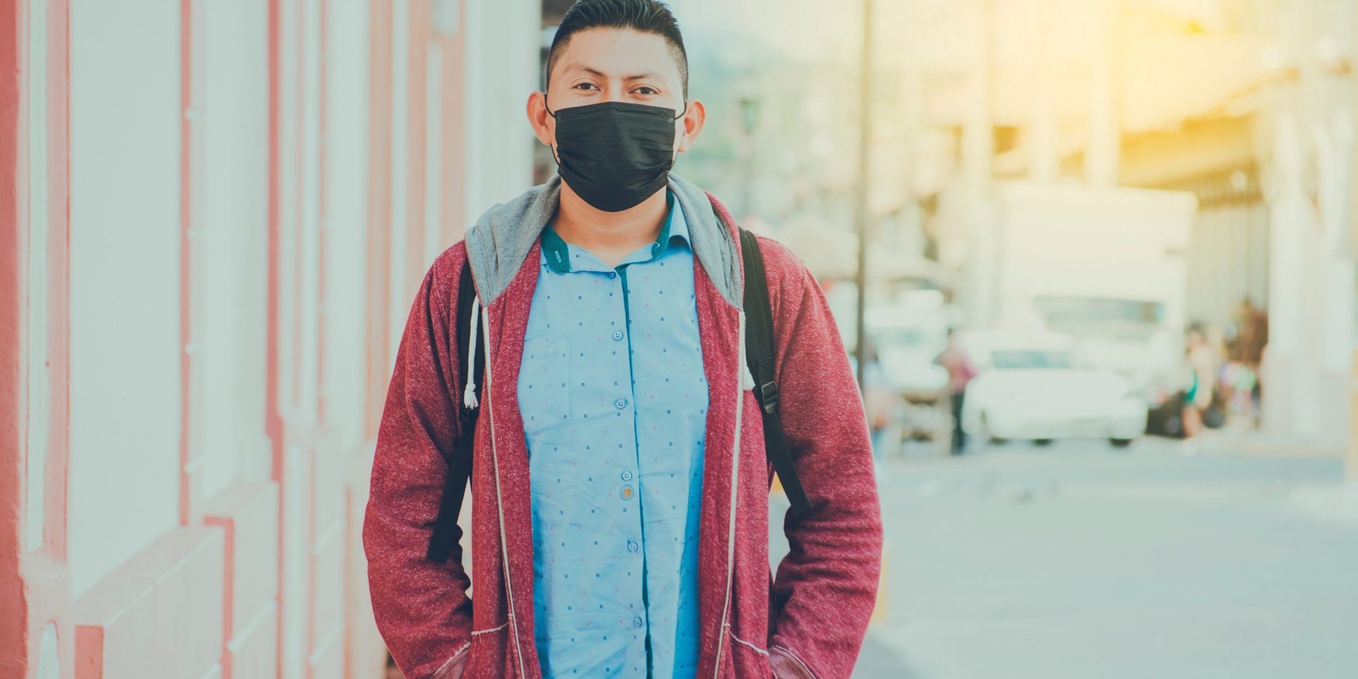 Foto de hombre con cubrebocas ilustra blog: "Expulsiones por Título 42: lo que debes saber"