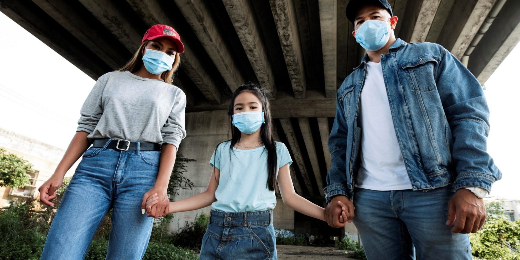 Foto de familia con cubrebocas ilustra el blog: "A Pesar de presion politica, gobierno de  Estados Unidos piensa poner fin al Titulo 42"