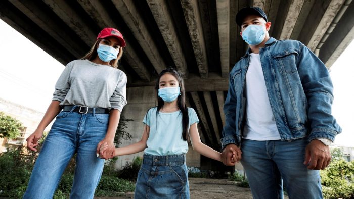 Foto de familia con cubrebocas ilustra el blog: "A Pesar de presion politica, gobierno de  Estados Unidos piensa poner fin al Titulo 42"